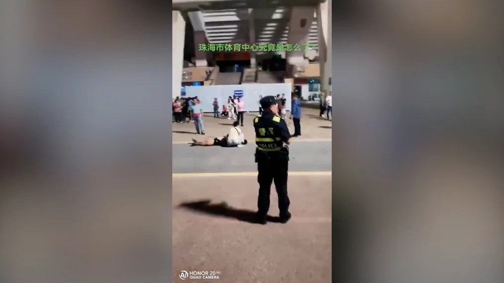 Mueren 35 personas en un atropello con fuga después de que un automóvil arrollara a una multitud en un centro deportivo de China, dice la Policía imagen-6