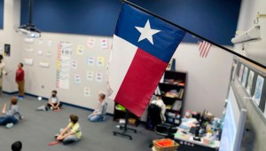 Una bandera de Texas se exhibe en una escuela primaria en Murphy, Texas, en diciembre de 2020. LM Otero/AP/Archivo