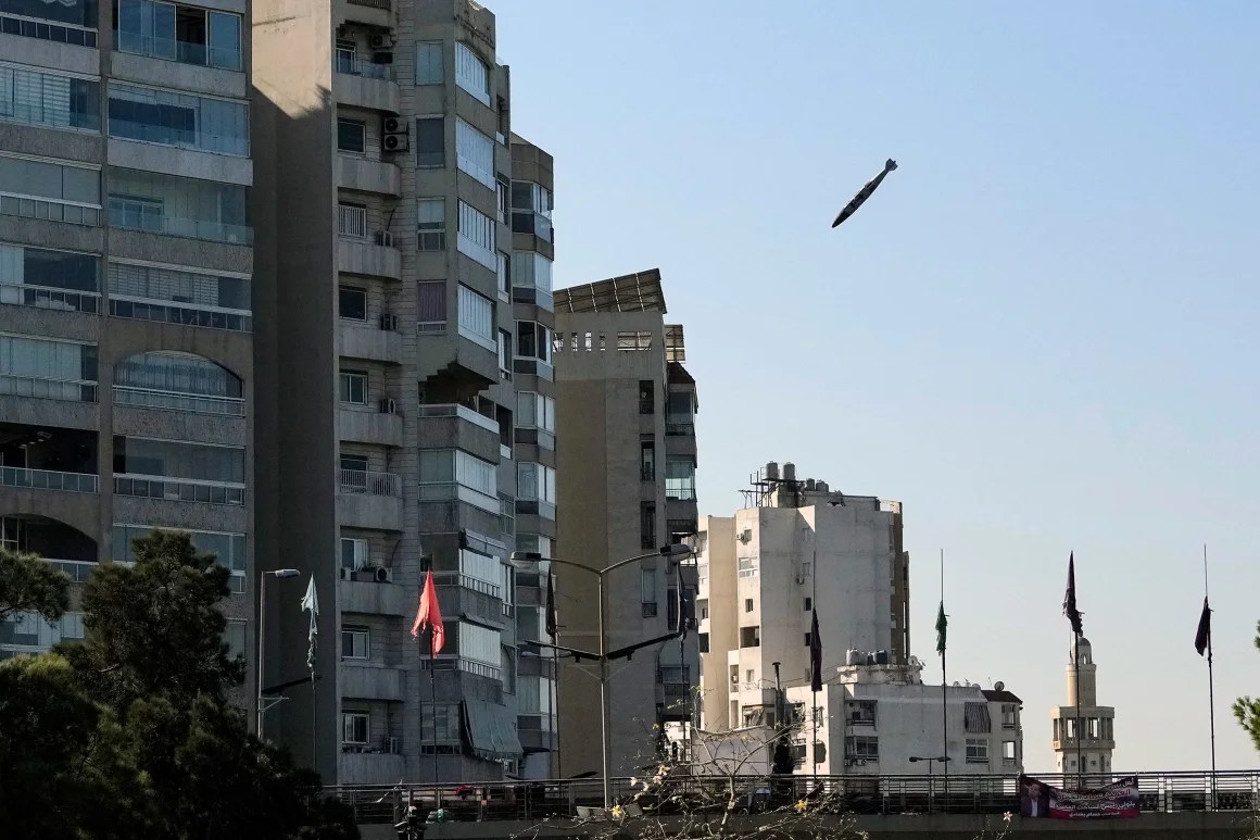 Fotógrafo de AP captura el momento en que una bomba de Israel impacta en un edificio de apartamentos en Líbano imagen-5