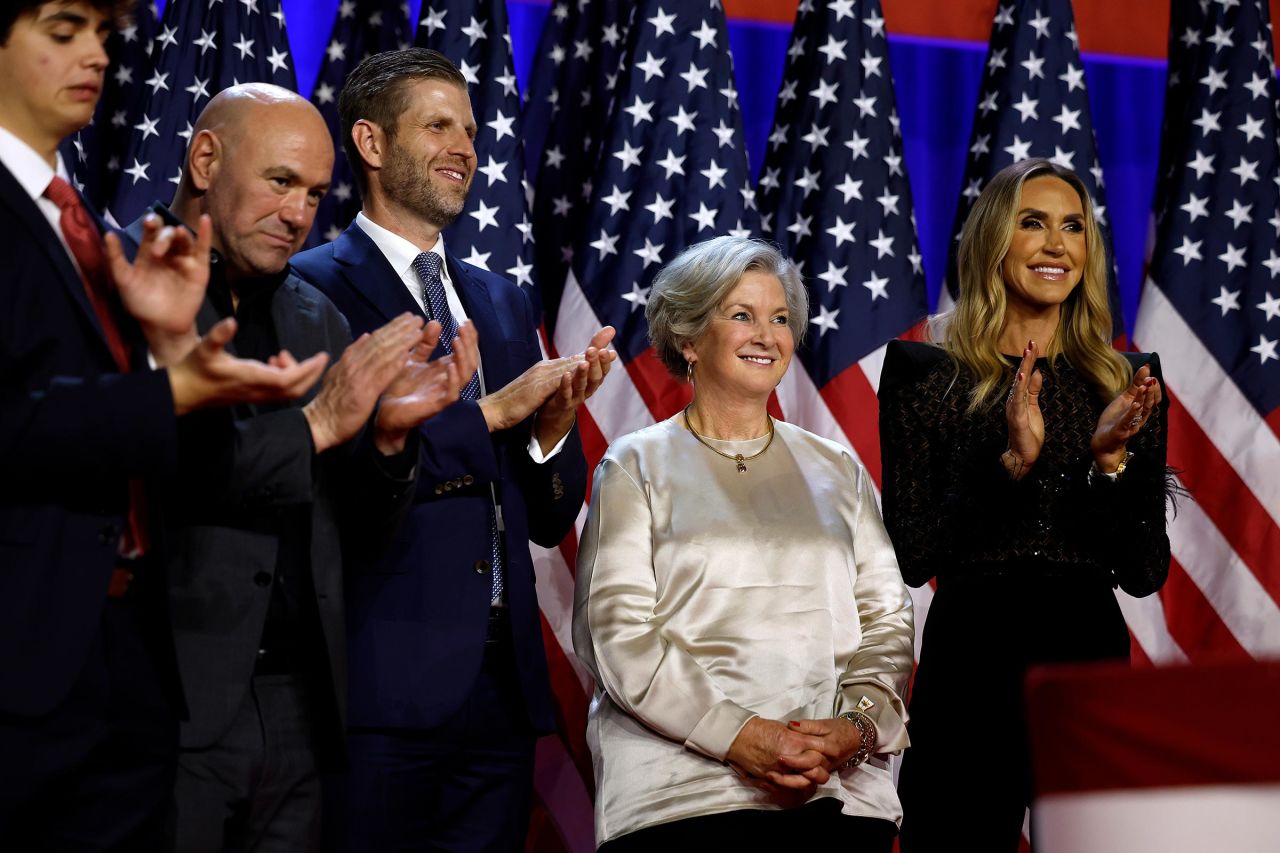 Susie Wiles, segunda desde la derecha, en un evento de la noche de las elecciones en el Centro de Convenciones de Palm Beach el 6 de noviembre en West Palm Beach, Florida. Chip Somodevilla/Getty Images