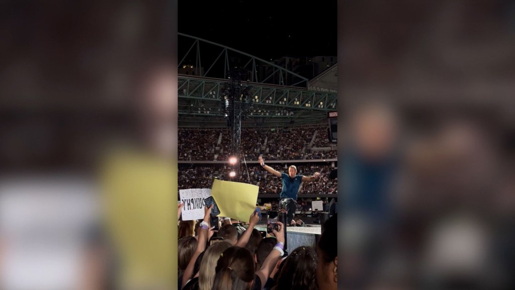 Chris Martin se cae durante un concierto en Australia