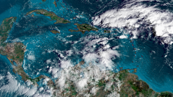 Clima tormentoso y desorganizado se agita en el Mar Caribe el viernes por la mañana. Es probable que la tormenta se organice en un sistema tropical a finales del fin de semana o principios de la próxima semana. (CNN Weather)