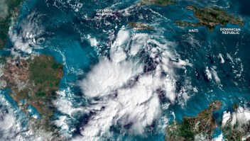 Una zona de clima tormentoso que eventualmente se convertiría en la tormenta tropical Sara se agita en el Caribe el miércoles por la mañana. CNN Weather