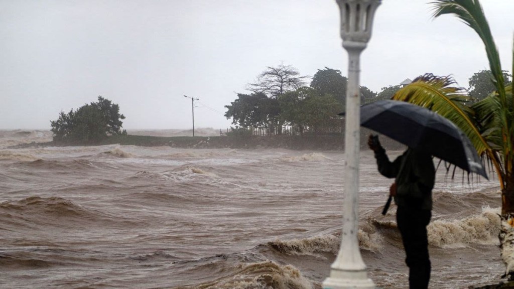 Se mantiene alerta roja en Honduras por tormenta tropical Sara