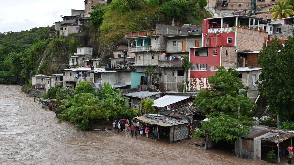 Honduras permanece en alerta tras el paso de la tormenta tropical Sara