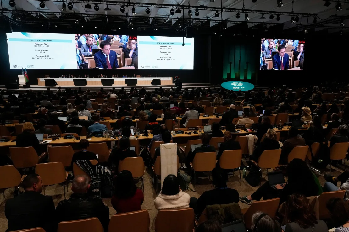 Wopke Hoekstra, comisionado de clima de la Unión Europea, habla durante una sesión plenaria de clausura en la COP29, en las primeras horas de la mañana del domingo, hora local, el 24 de noviembre de 2024. Crédito: Rafiq Maqbool/AP