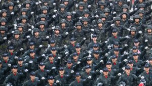 Los soldados participan en un desfile militar para celebrar el 75º Día de las Fuerzas Armadas de Corea del Sur en Seúl el 26 de septiembre de 2023. Anthony Wallace/AFP/Getty Images