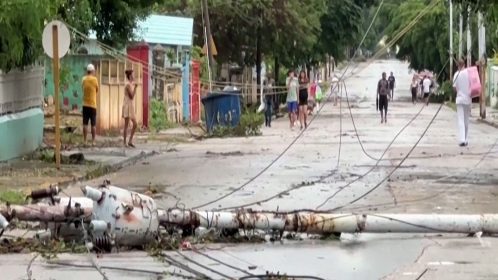 “A volverse a levantar otra vez, no hay de otra”: habitantes de Cuba reaccionan a los daños ocasionados por Rafael