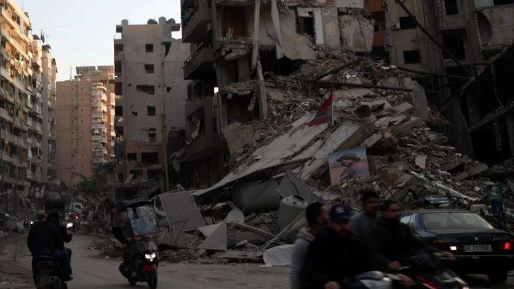 En los suburbios del sur de Beirut, pedazos de vidrio se rompen bajo los pies y escombros caen desde arriba mientras la gente limpia los escombros de los balcones. (Muhammad Darwish/CNN)