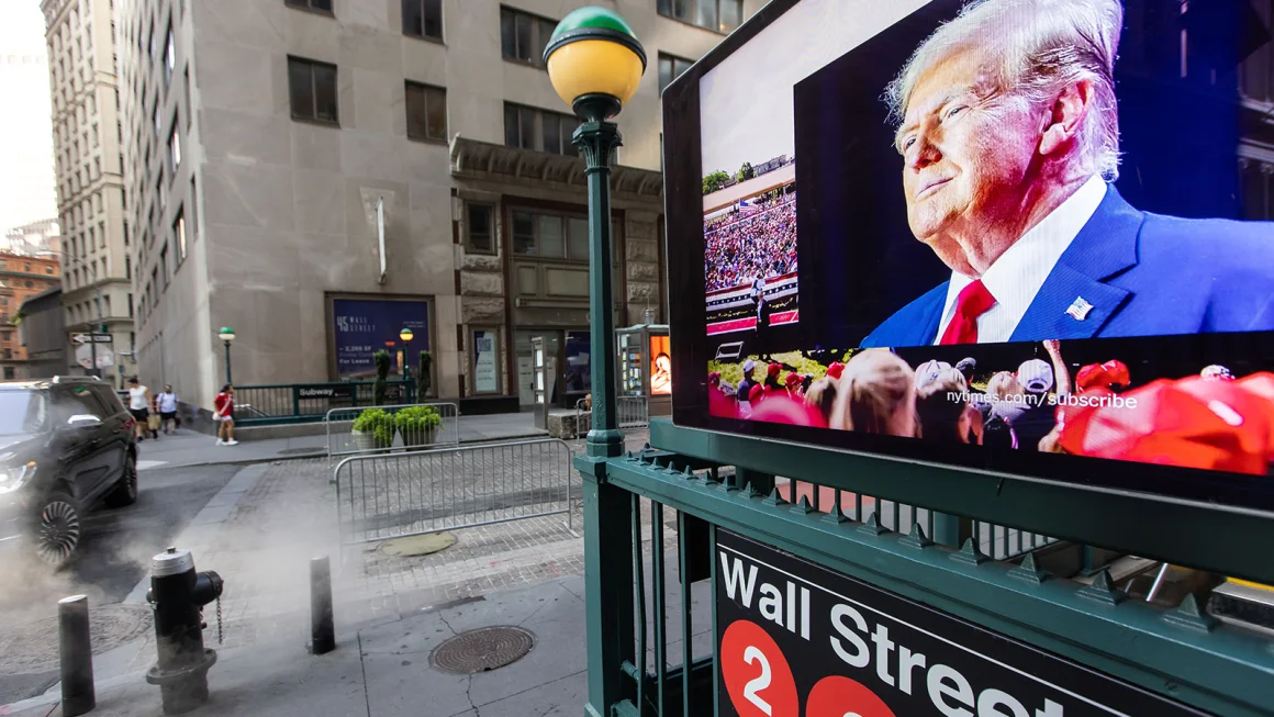 Una pantalla muestra una imagen del expresidente estadounidense Donald Trump en una estación de metro de Wall Street. Michael Nagle/Bloomberg/Getty Images