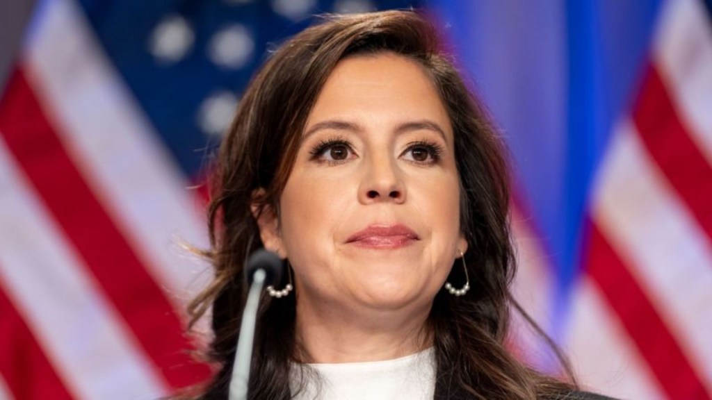 La representante Elise Stefanik está sentada antes de que el presidente electo Donald Trump llegue a una reunión de la conferencia del Partido Republicano de la Cámara el 13 de noviembre de 2024, en Washington. Crédito: Alex Brandon/AP