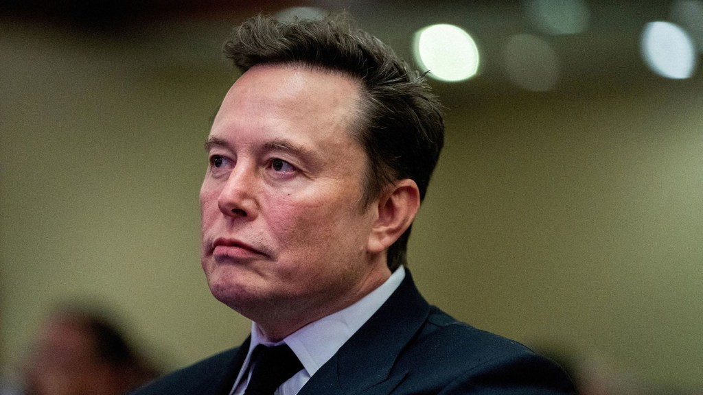 Elon Musk escucha al presidente electo Donald Trump mientras habla durante una reunión con los republicanos de la Cámara de Representantes en el hotel Hyatt Regency en Washington el 13 de noviembre de 2024. (Allison Robbert/Pool/Reuters/Archivo)