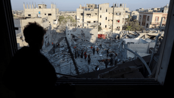 Un palestino mira por una ventana dañada mientras observa el lugar donde se produjo un ataque israelí contra una casa, en medio del conflicto entre Israel y Hamas, en Nuseirat, en el centro de Gaza, el 7 de noviembre. (Abd Elhkeem Khaled/Reuters)