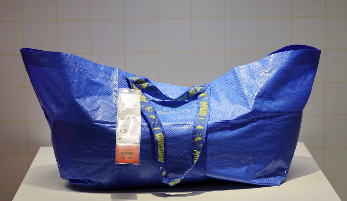 La bolsa Frakta de Ikea exhibida en Munich durante una celebración del 50 aniversario de la marca en Alemania el 17 de octubre de 2024. (Foto: Johannes Simon/Getty Images)