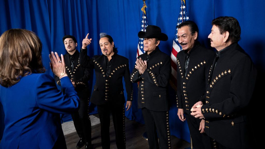 “Arriba Kamala Harris”, así apoyaron Los Tigres del Norte y Maná, en español, a la candidata presidencial demócrata