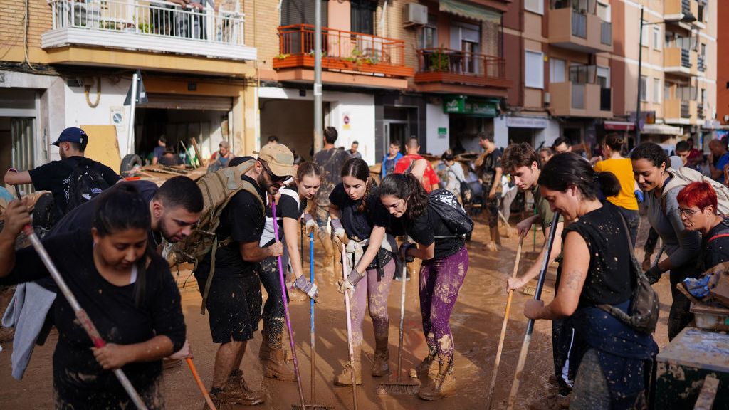 Cientos de voluntarios llevan ayuda y esperanza a zonas devastadas por las inundaciones en Valencia