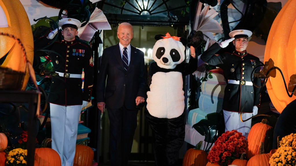 Jill Biden se disfraza de panda para Halloween