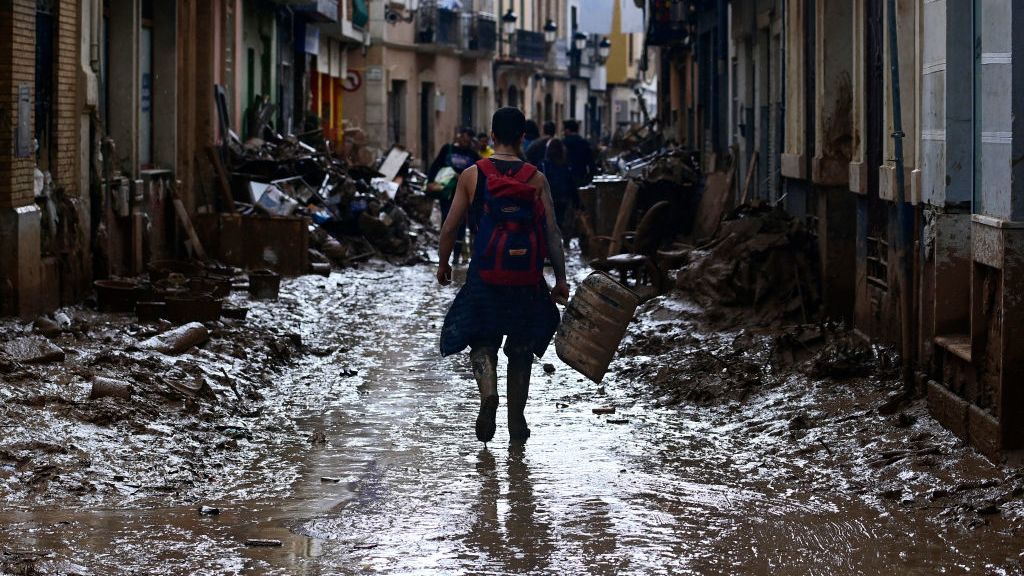 Latinoamericanos en zonas afectadas por la DANA en España se organizan para brindar ayuda en sus comunidades