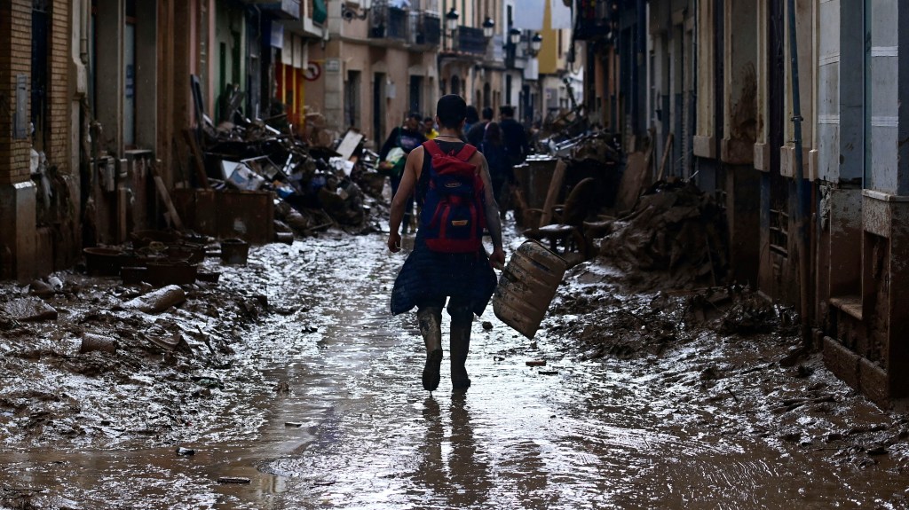 Desactivan alerta roja en Valencia por lluvias tras mortales inundaciones