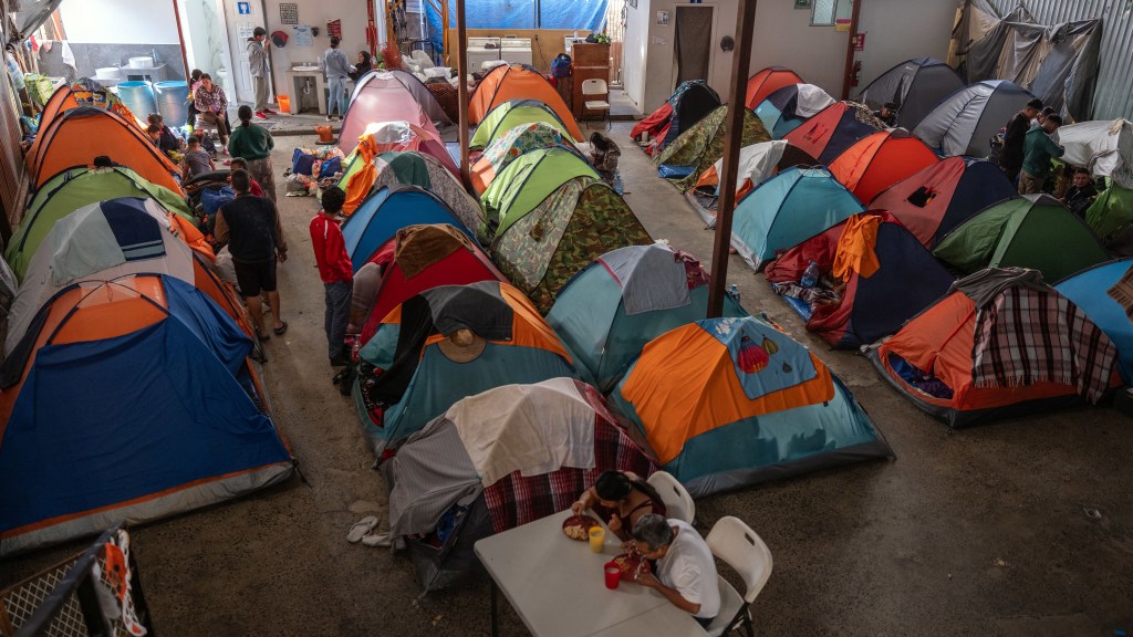 Migrantes en Tijuana temen por su futuro tras la victoria electoral de Trump en EE.UU.