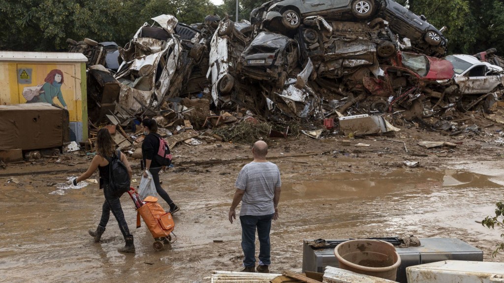 Rescatistas mexicanos llegan a España para apoyar a las víctimas de las inundaciones en Valencia