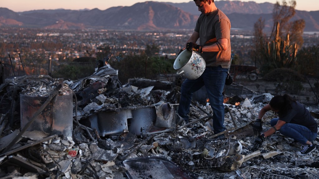 Incendio Mountain destruye 132 casas en California