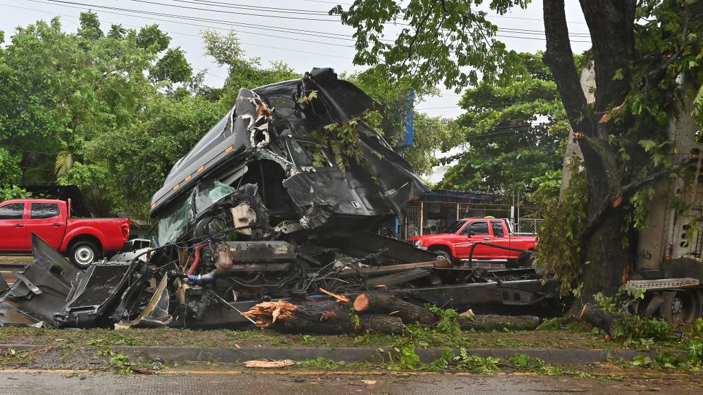 Comienzan labores de reconstrucción en Honduras, donde la tormenta tropical Sara dejó más de 120.000 afectados