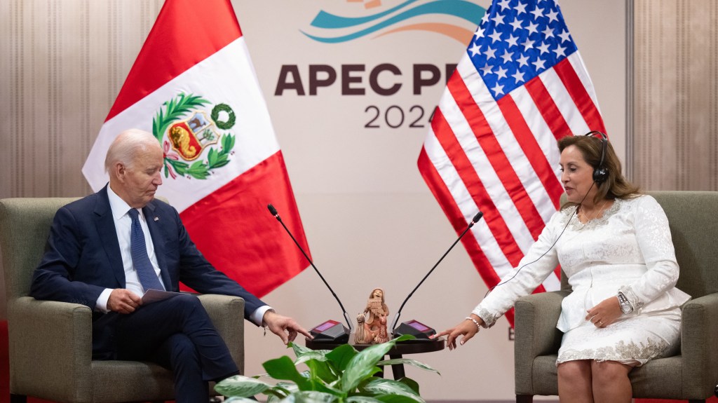 Perú inauguró el jueves el megapuerto con China y Joe Biden llegó para asistir a la APEC