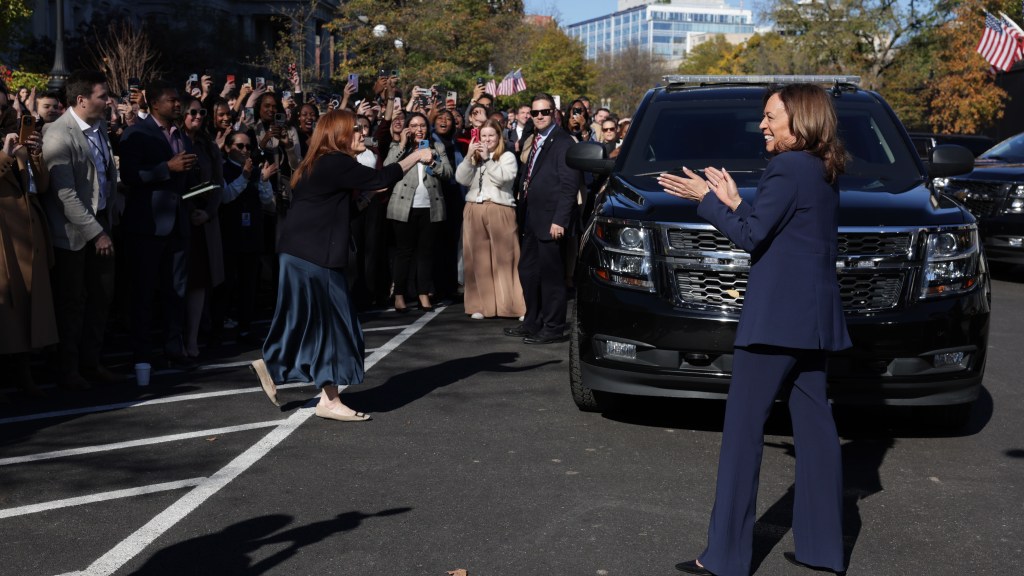 Kamala Harris regresa a la Casa Blanca vitoreada por el personal