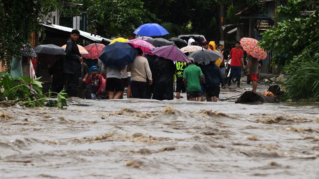 No deja de llover: alerta roja en Honduras tras el paso de la tormenta tropical Sara