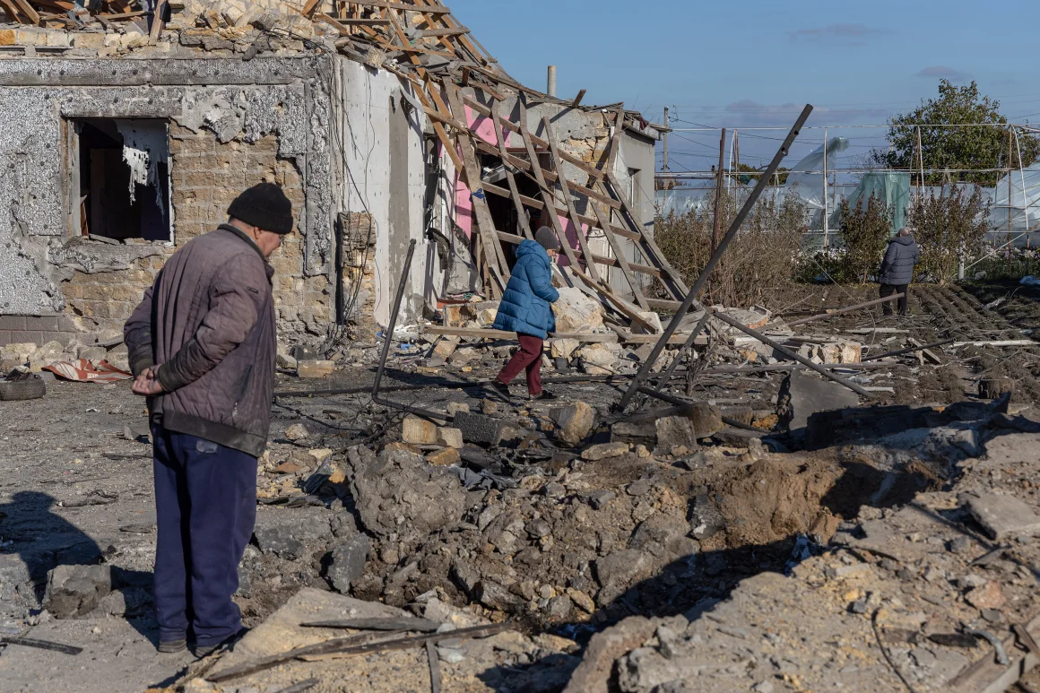 Un residente local inspecciona un cráter en el patio de un edificio destruido tras un ataque con misiles en un lugar no divulgado en la región de Odesa, Ucrania, el 17 de noviembre de 2024. (Foto: Oleksandr Gimanov/AFP/Getty Images)