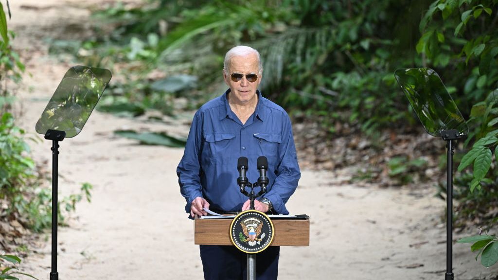 Biden sobrevuela la selva del Amazonas durante su visita a Brasil