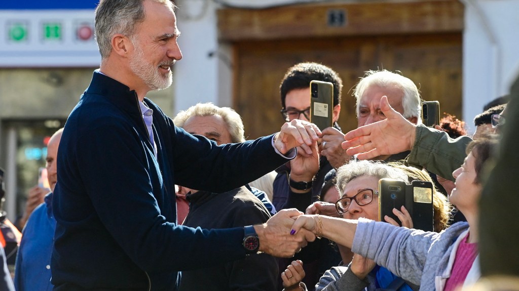 De los insultos a los aplausos en Valencia: los reyes de España visitan zonas afectadas por la DANA