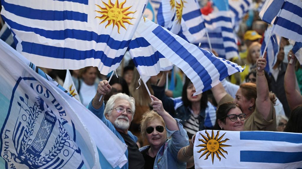 Yamandú Orsi y Álvaro Delgado se miden en balotaje el domingo en Uruguay