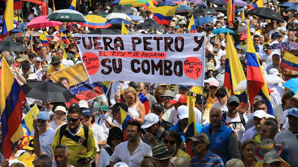 Miles de manifestantes protestan en Colombia contra las reformas del presidente Gustavo Petro