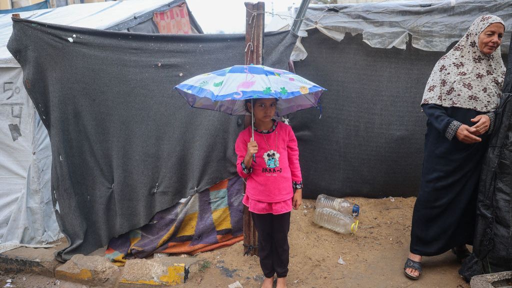 “Nos estamos ahogando”: desplazados en Gaza se enfrentan a fuertes lluvias y clima invernal extremo en condiciones precarias