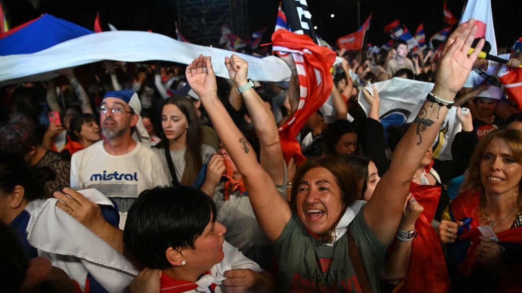 Proyecciones le dan a Yamandú Orsi el triunfo en las elecciones de Uruguay