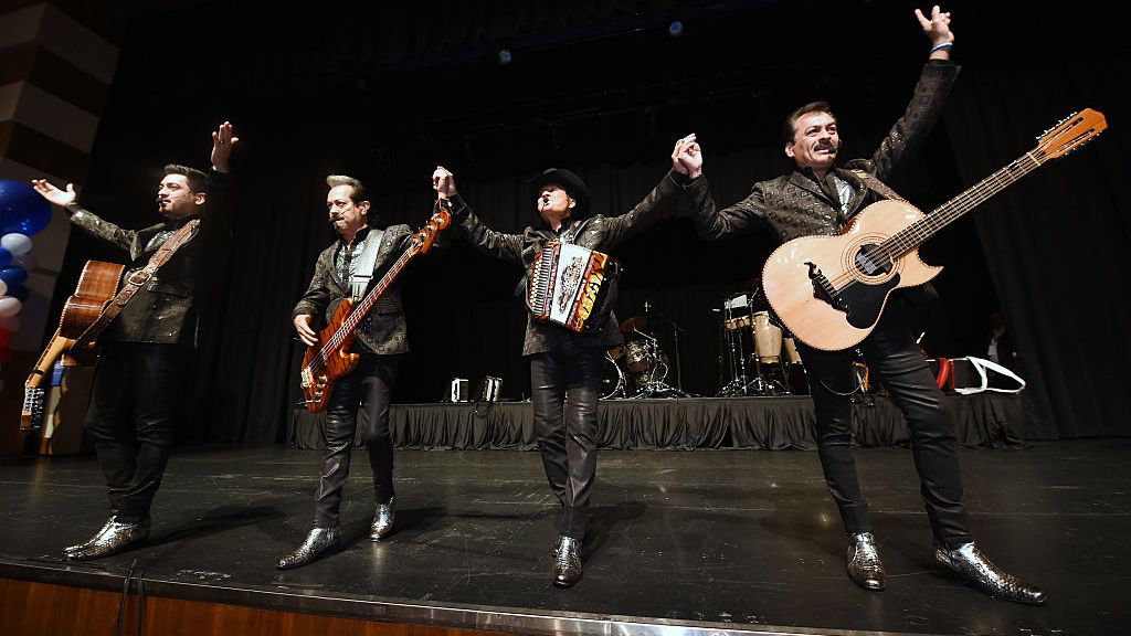 Los Tigres del Norte llaman a la comunidad latina a votar por Harris