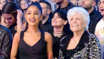 (De izquierda a derecha) Ariana Grande y Marjorie 'Nonna' Grande en los American Music Awards 2016 en Los Ángeles. Crédito: Kevin Mazur/AMA2016/WireImage/Getty Images,