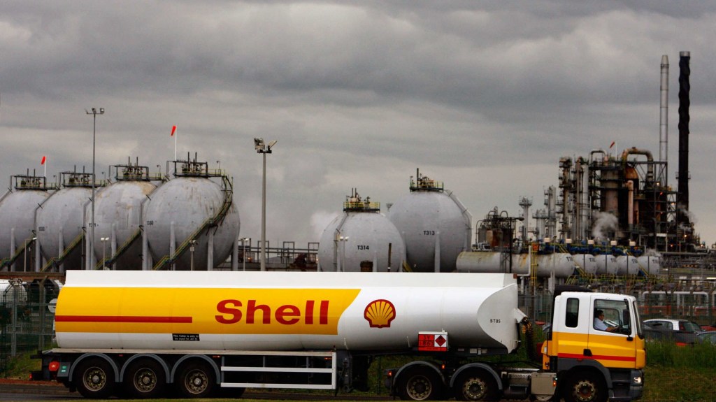 La petrolera Shell no estará obligada a limitar sus emisiones de CO2