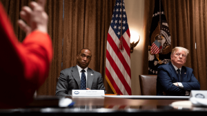 El entonces director ejecutivo del Consejo de Revitalización y Oportunidades de la Casa Blanca, Scott Turner y el presidente Donald Trump escuchan durante una reunión sobre zonas de oportunidad en la Sala del Gabinete de la Casa Blanca, el 18 de mayo de 2020, en Washington. (Evan Vucci/AP)