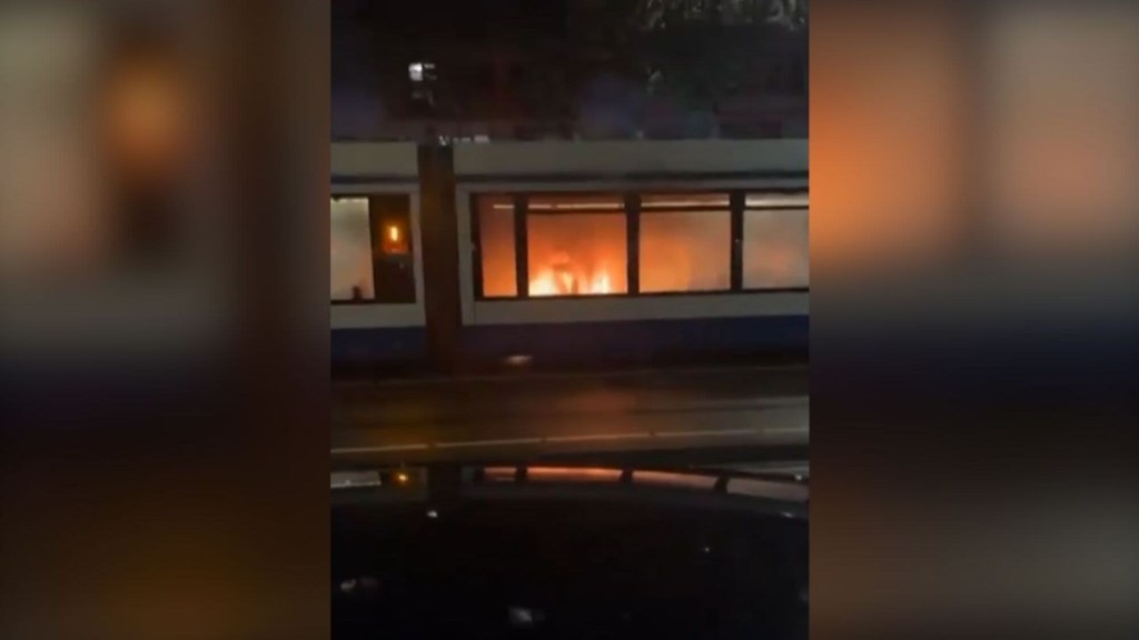 VIDEO | Incendio de un tranvía tras un nuevo estallido de violencia en Amsterdam