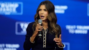 La gobernadora de Dakota del Sur, Kristi Noem, habla ante el candidato presidencial republicano, el expresidente Donald Trump, en un acto de campaña, el 14 de octubre de 2024, en Oaks, Pensilvania. (Crédito: Matt Rourke/AP)