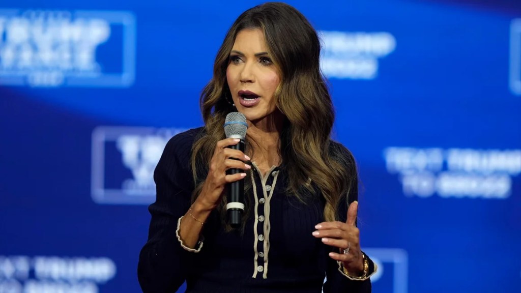 La gobernadora de Dakota del Sur, Kristi Noem, habla ante el candidato presidencial republicano, el expresidente Donald Trump, en un acto de campaña, el 14 de octubre de 2024, en Oaks, Pensilvania. (Crédito: Matt Rourke/AP)