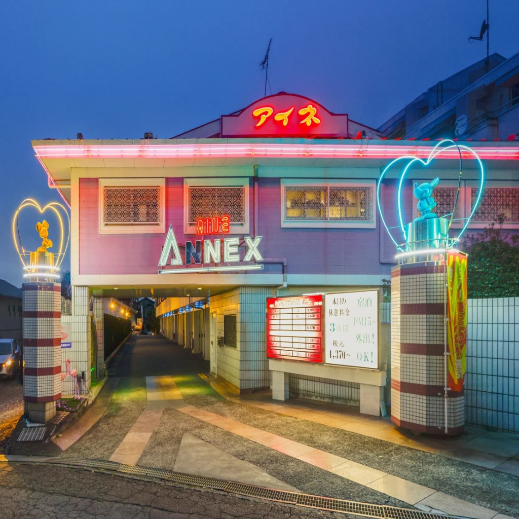 Un hotel del amor iluminado con neón en la ciudad de Numazu. (François Prost)