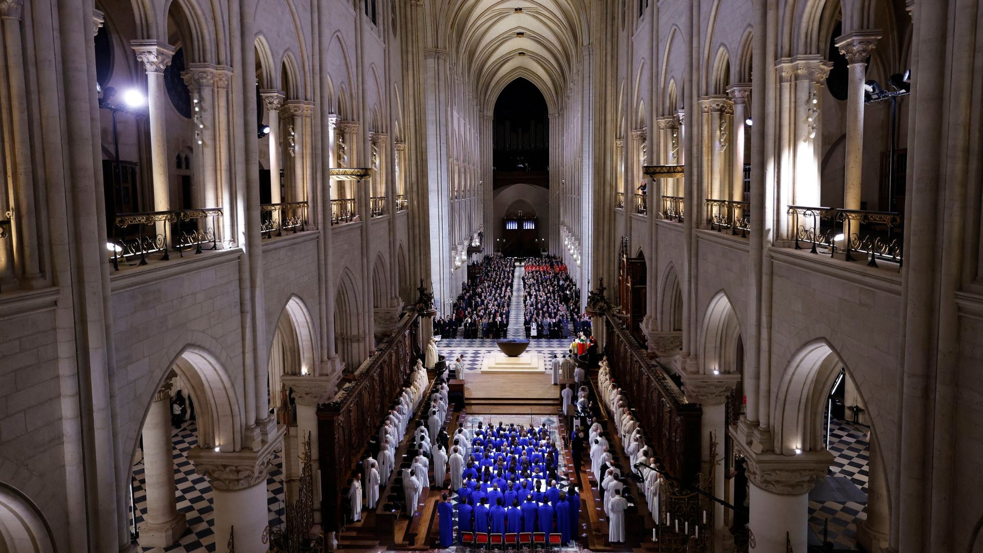 El coro, el clero y la congregación se ponen de pie para cantar durante la gran ceremonia de reapertura de la catedral de Notre Dame en París este sábado. (Crédito: Ludovic Marin/Pool/AFP/Getty Images)