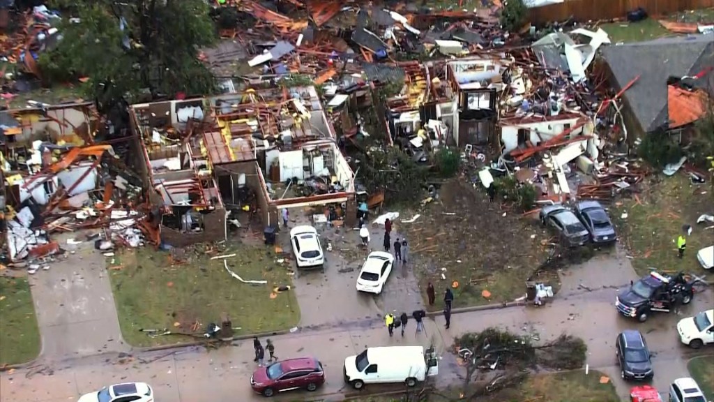 Varios heridos y viviendas destrozadas tras tormentas eléctricas y tornados en Oklahoma