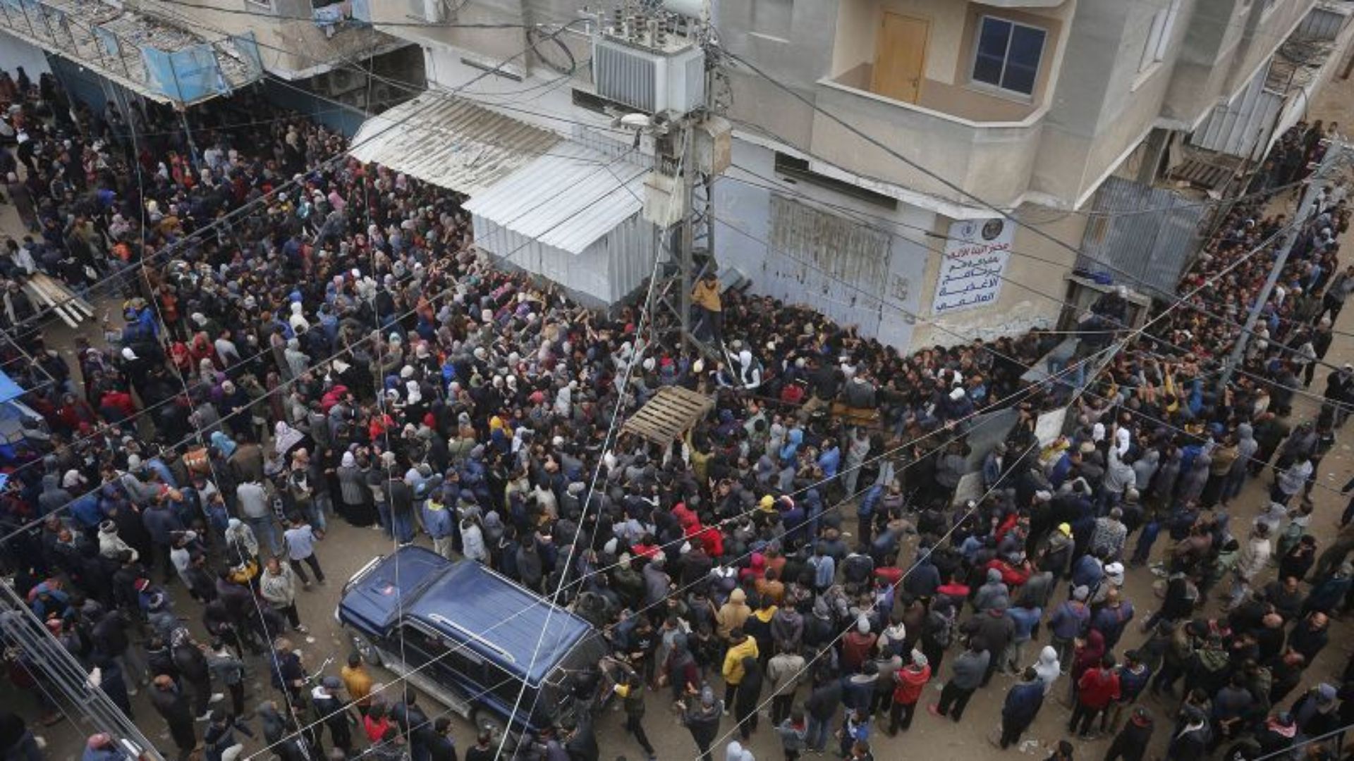 Cientos de palestinos se reúnen para comprar pan en una panadería en Deir al-Balah, Gaza, el 29 de noviembre de 2024. Crédito: Ashraf Amra/Anadolu/Getty Images