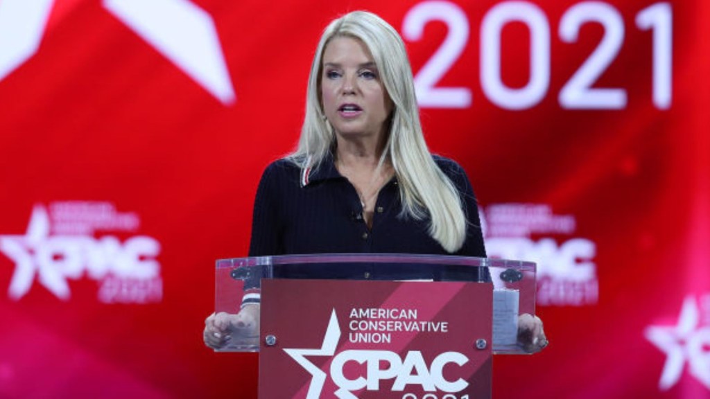 Pam Bondi, ex fiscal general de Florida, se dirige a la Conferencia de Acción Política Conservadora celebrada en el Hyatt Regency el 26 de febrero de 2021 en Orlando, Florida. Crédito: Foto de Joe Raedle/Getty Images