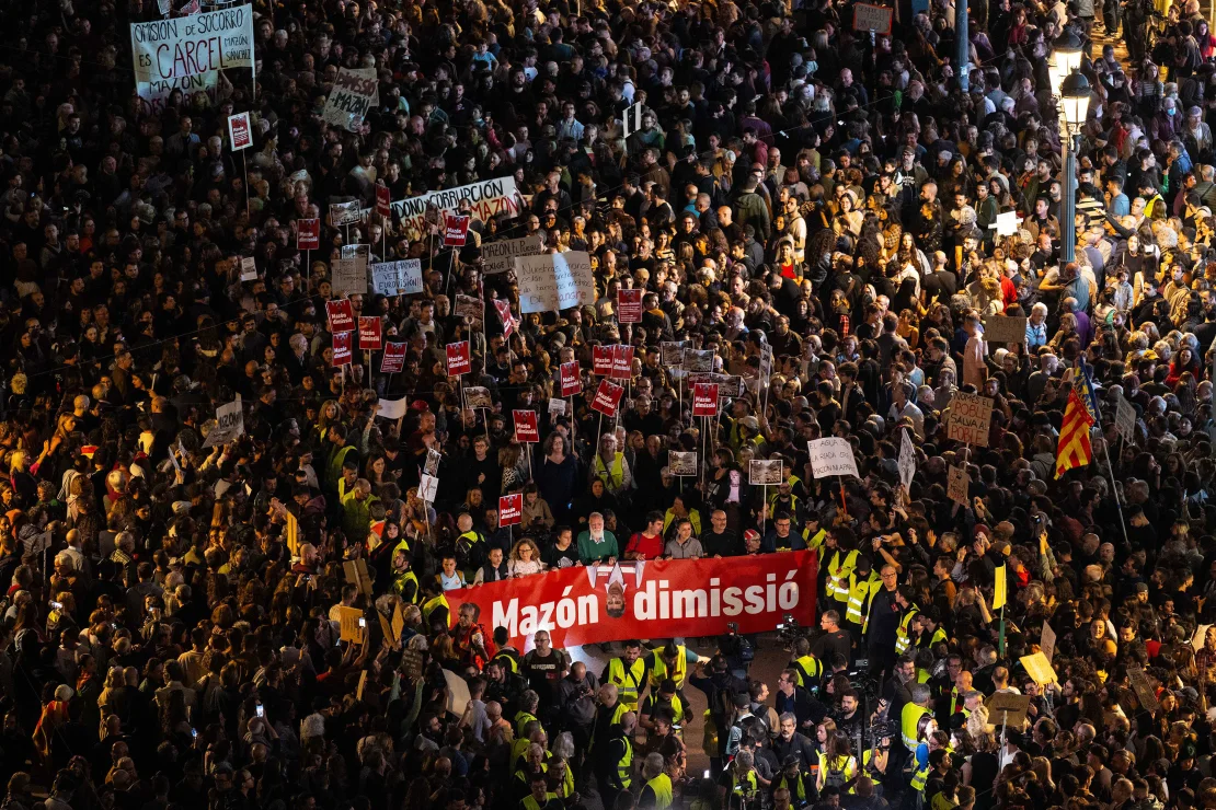 Los manifestantes sostienen una pancarta que dice "Dimisión de Mazón" durante una marcha el 9 de noviembre para protestar contra la respuesta de las autoridades a las inundaciones mortales en Valencia, España. (Crédito: David Ramos/Getty Images)